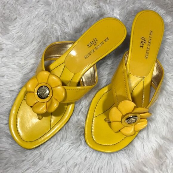 Ann Klein Iflex 3D Flower Patent Faux Leather Wedge Thong Sandal - Picture 2 of 9